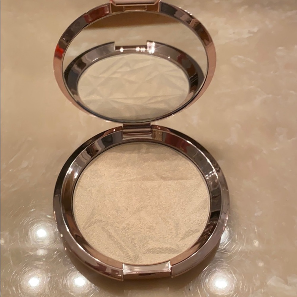 Becca vanilla quartz highlighter